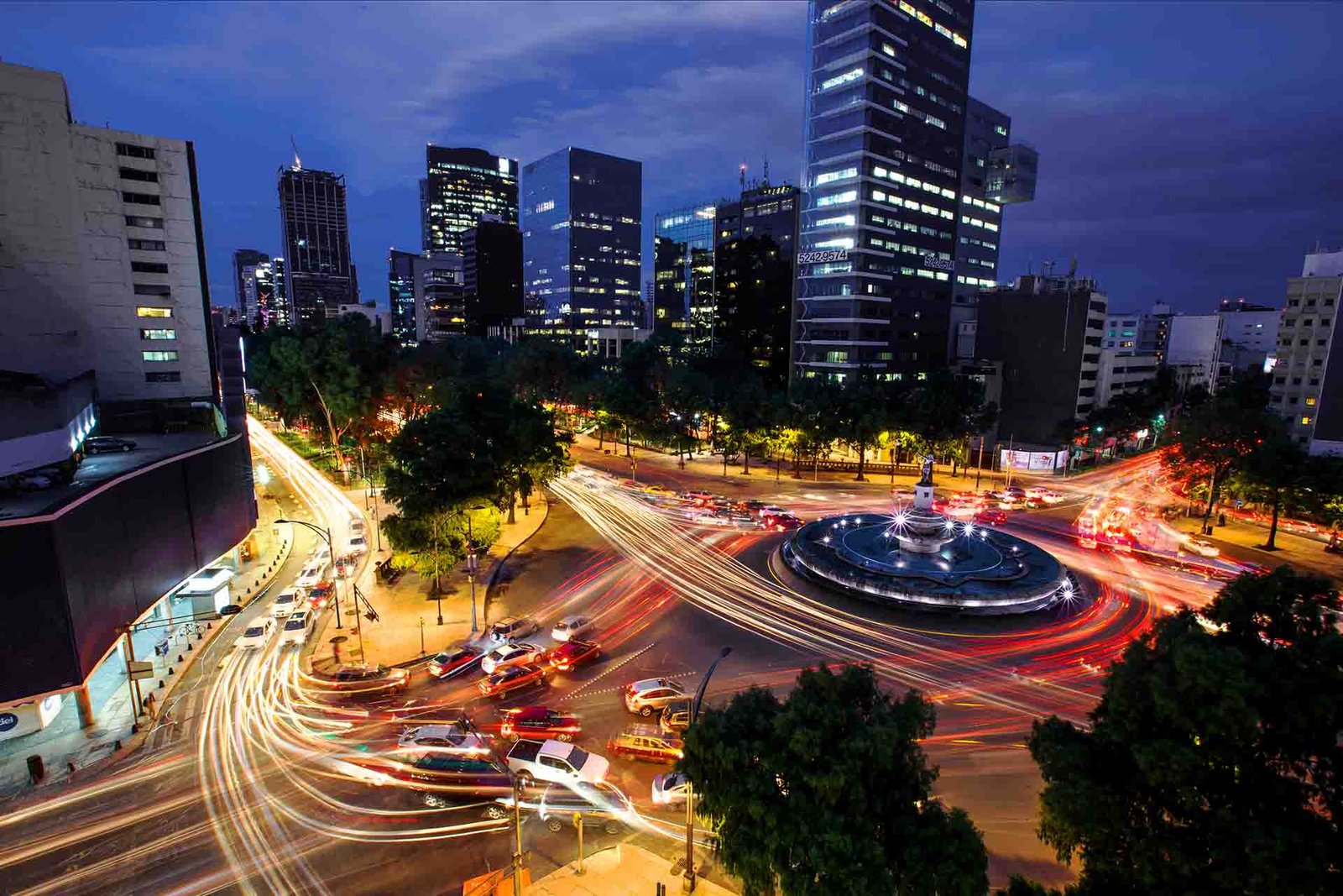 glorieta de la diana en la ciudad de México con autos en movimiento