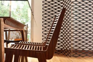 silla y textura de madera, portafolio de arquitectura de la fotógrafa odette olguín