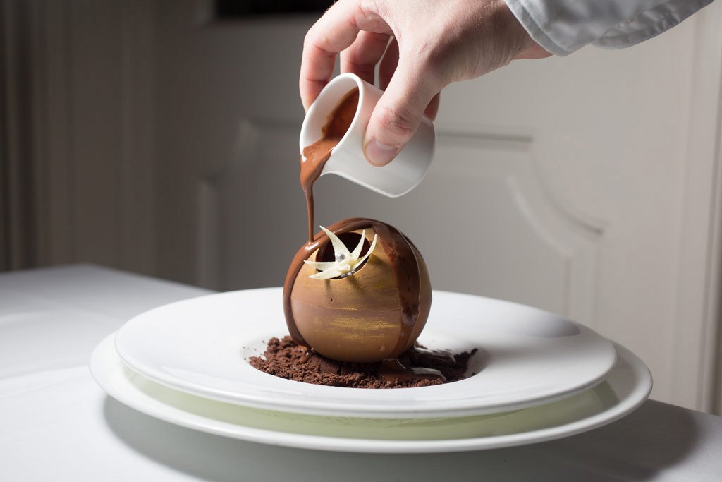 esfera de chocolate gourmet en restaurante de disney