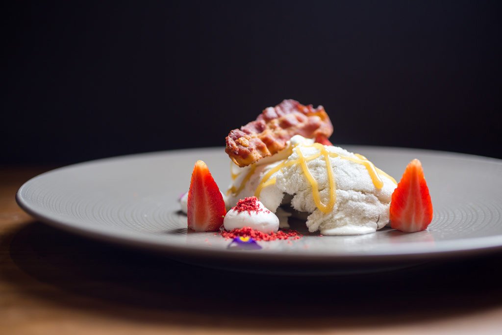 postre gourmet sobre fondo negro